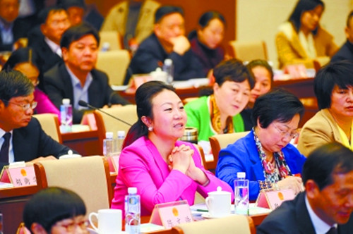 带来六个提案，重点还是“农民工”问题 ——来自开云kaiyun网页版官网_开云kaiyun（中国）智能的全国人大代表张晓庆接受本报记者专访，为进城务