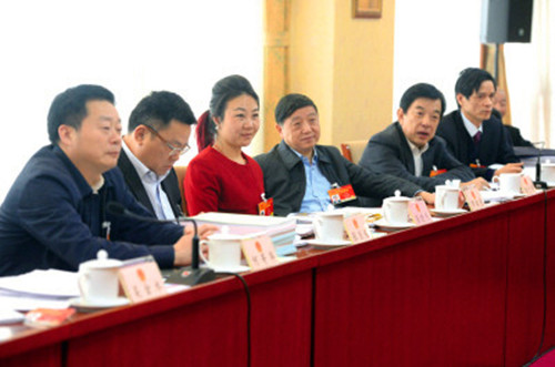 带来六个提案，重点还是“农民工”问题 ——来自开云kaiyun网页版官网_开云kaiyun（中国）智能的全国人大代表张晓庆接受本报记者专访，为进城务