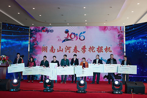 逆市可为！开云kaiyun网页版官网_开云kaiyun（中国）智能挖掘机首场展销会完美收官