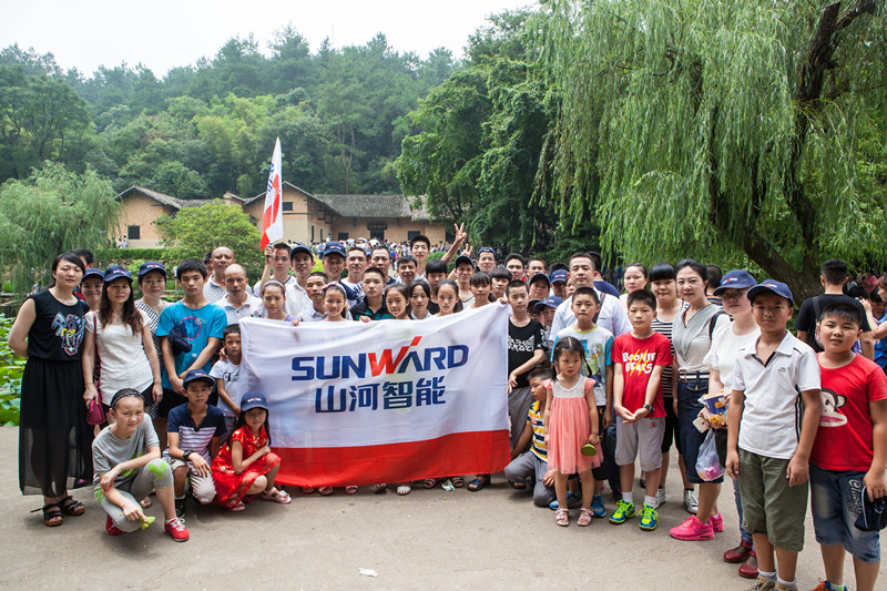 开挖机，坐游艇、飞机 开云kaiyun网页版官网_开云kaiyun（中国）智能开展员工家属开放日活动