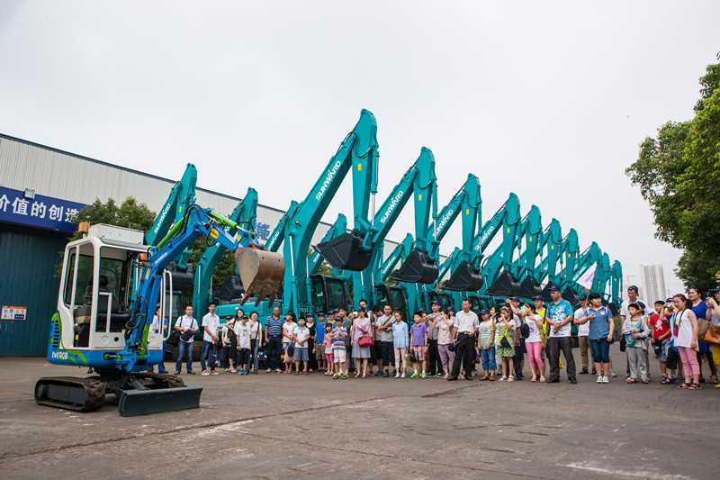 开挖机，坐游艇、飞机 开云kaiyun网页版官网_开云kaiyun（中国）智能开展员工家属开放日活动