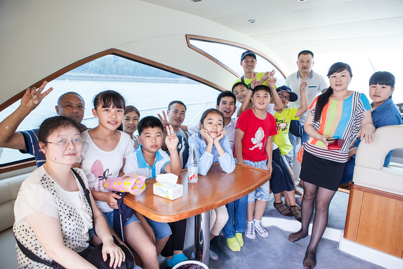 开挖机，坐游艇、飞机 开云kaiyun网页版官网_开云kaiyun（中国）智能开展员工家属开放日活动