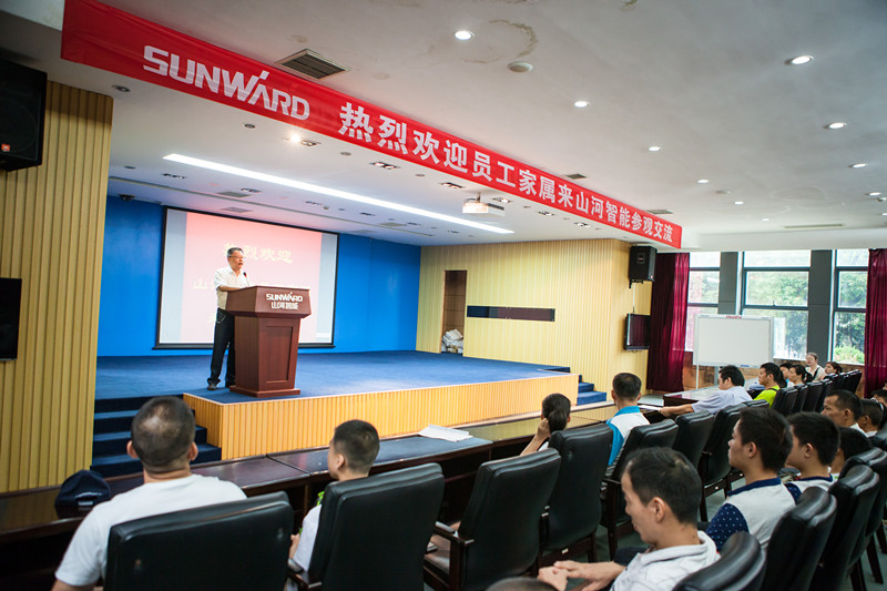 开挖机，坐游艇、飞机 开云kaiyun网页版官网_开云kaiyun（中国）智能开展员工家属开放日活动