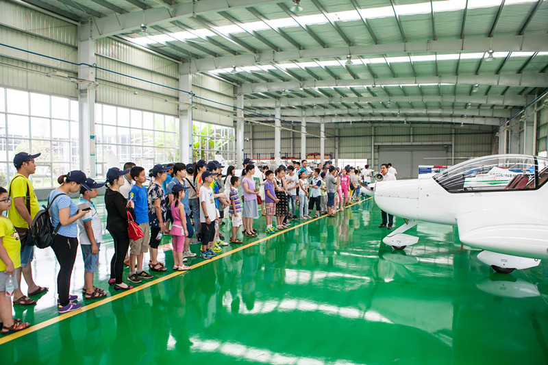 开挖机，坐游艇、飞机 开云kaiyun网页版官网_开云kaiyun（中国）智能开展员工家属开放日活动