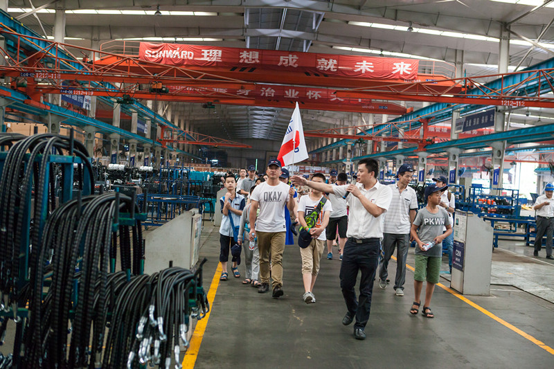 开挖机，坐游艇、飞机 开云kaiyun网页版官网_开云kaiyun（中国）智能开展员工家属开放日活动