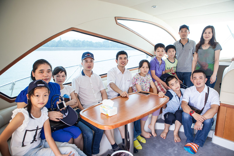 开挖机，坐游艇、飞机 开云kaiyun网页版官网_开云kaiyun（中国）智能开展员工家属开放日活动