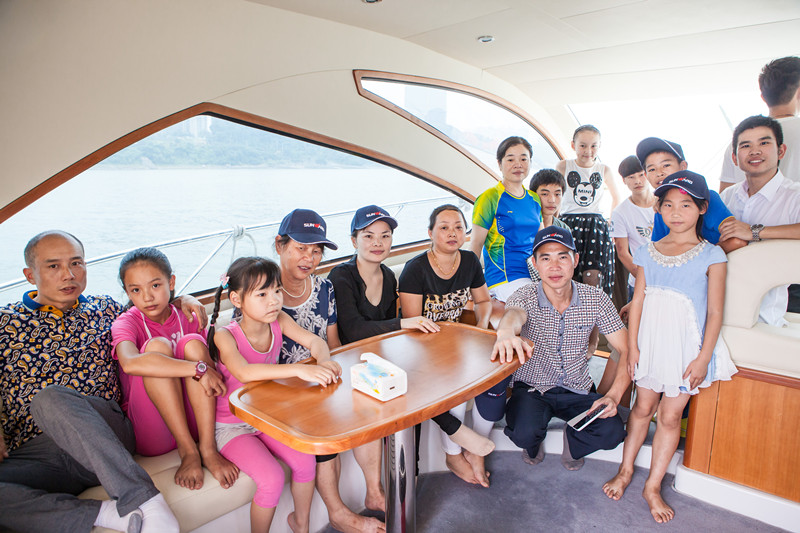 开挖机，坐游艇、飞机 开云kaiyun网页版官网_开云kaiyun（中国）智能开展员工家属开放日活动