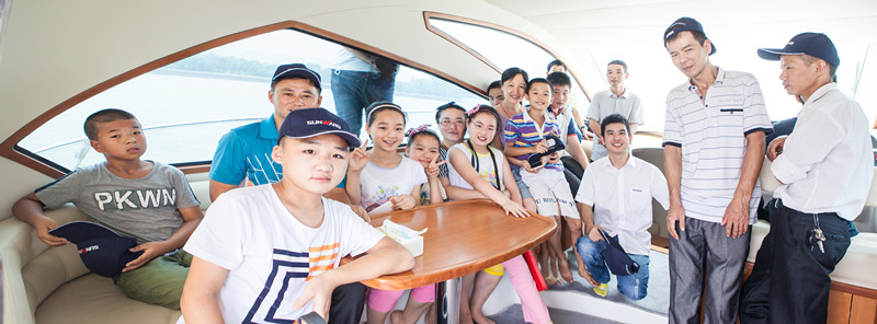 开挖机，坐游艇、飞机 开云kaiyun网页版官网_开云kaiyun（中国）智能开展员工家属开放日活动