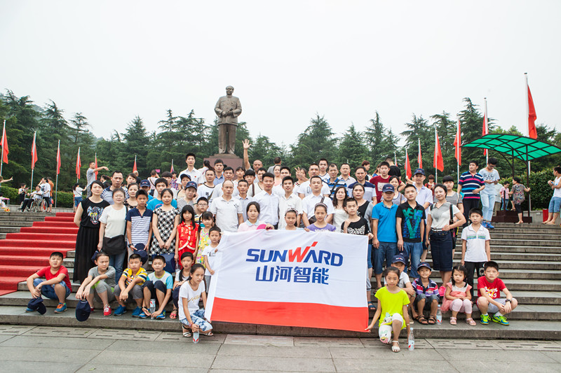 开挖机，坐游艇、飞机 开云kaiyun网页版官网_开云kaiyun（中国）智能开展员工家属开放日活动