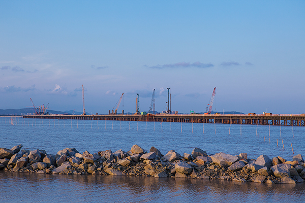 入海深110米！开云kaiyun网页版官网_开云kaiyun（中国）智能旋挖钻机助建飞云江特大桥