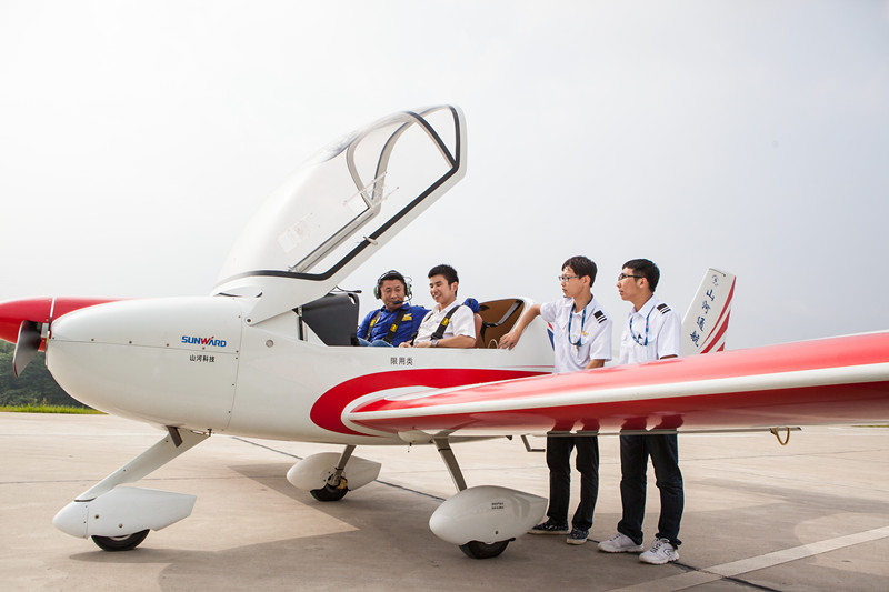 开挖机，坐游艇、飞机 开云kaiyun网页版官网_开云kaiyun（中国）智能开展员工家属开放日活动