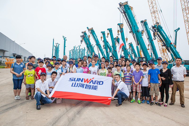 开挖机，坐游艇、飞机 开云kaiyun网页版官网_开云kaiyun（中国）智能开展员工家属开放日活动