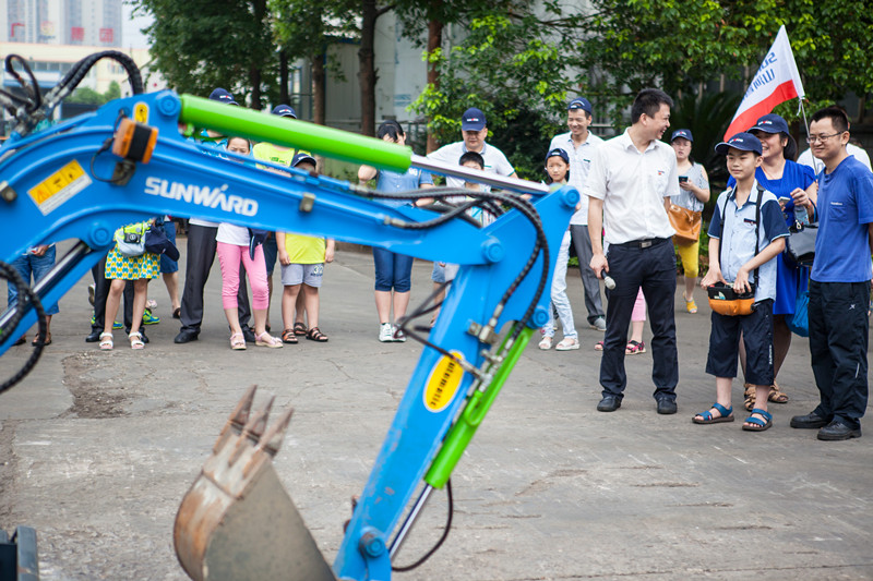 开挖机，坐游艇、飞机 开云kaiyun网页版官网_开云kaiyun（中国）智能开展员工家属开放日活动