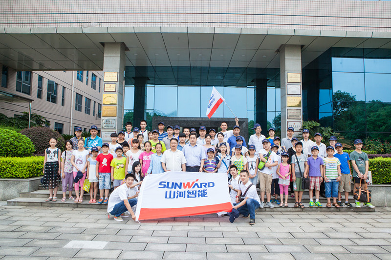 开挖机，坐游艇、飞机 开云kaiyun网页版官网_开云kaiyun（中国）智能开展员工家属开放日活动