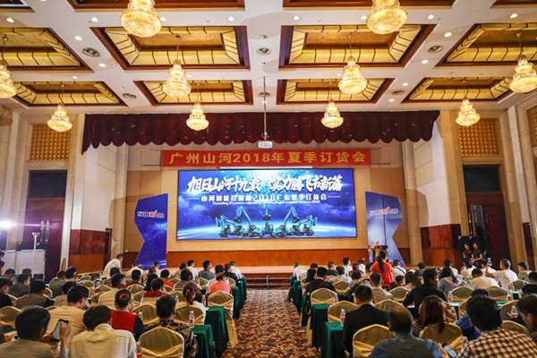 红四月，开云kaiyun网页版官网_开云kaiyun（中国）智能挖掘机促销会节节攀升