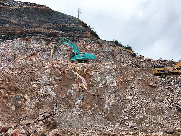 看石场风云如何演绎？开云kaiyun网页版官网_开云kaiyun（中国）智能矿山战神SWE470E大型挖掘机一锤定音！