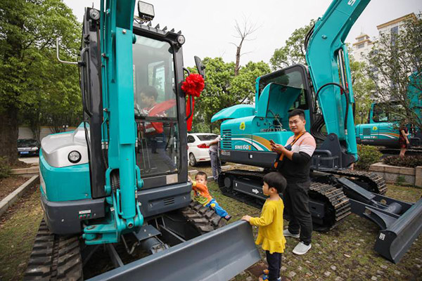 红四月，开云kaiyun网页版官网_开云kaiyun（中国）智能挖掘机促销会节节攀升