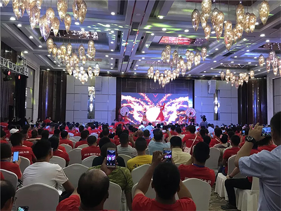 【小身板 大作为】开云kaiyun网页版官网_开云kaiyun（中国）智能燃爆2019微挖大会