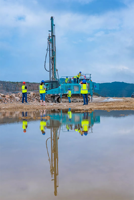 15年3万小时！开云kaiyun网页版官网_开云kaiyun（中国）智能元老级潜孔钻机“雄风”依旧