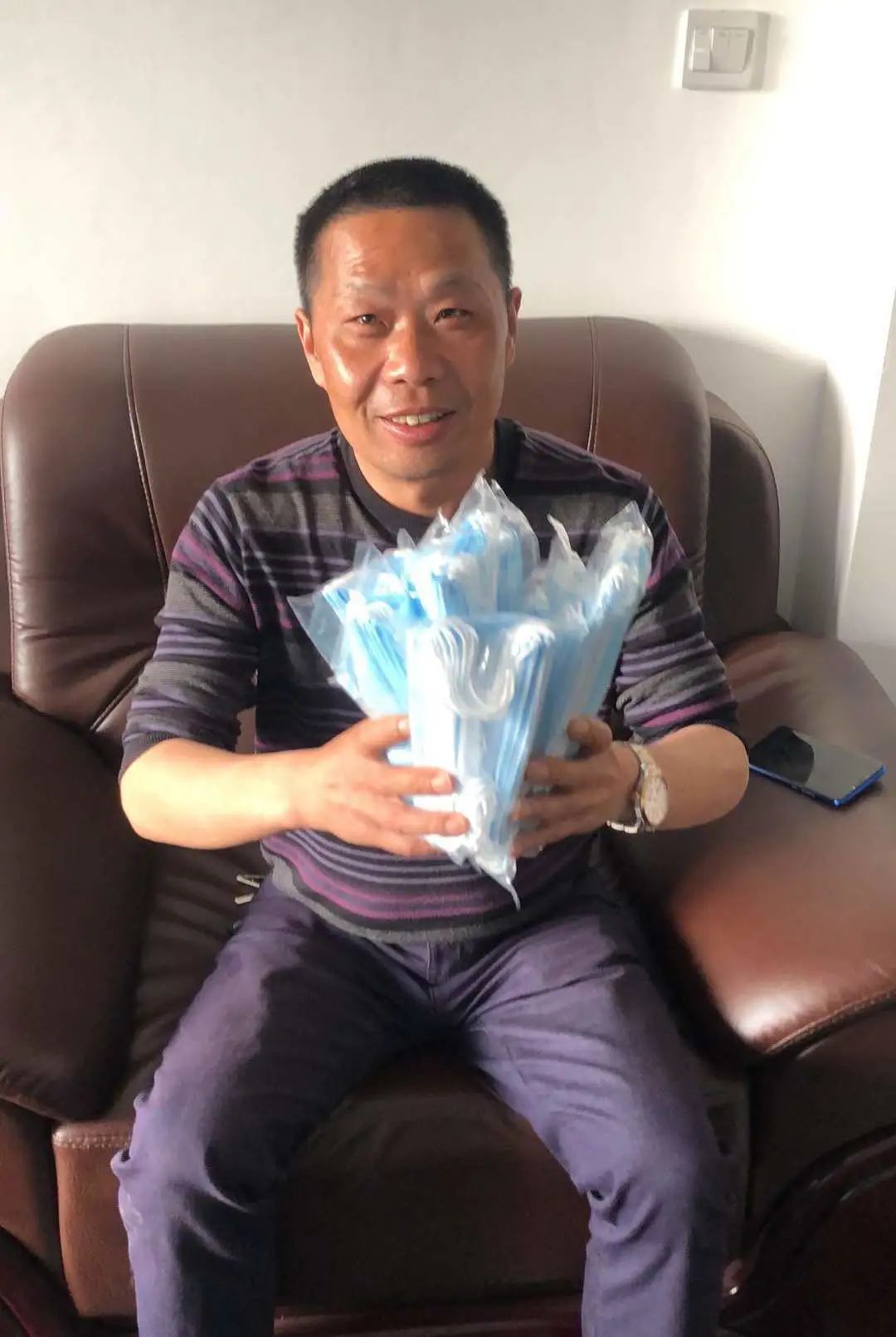 开云kaiyun网页版官网_开云kaiyun（中国）智能首批10万只自产口罩发放客户