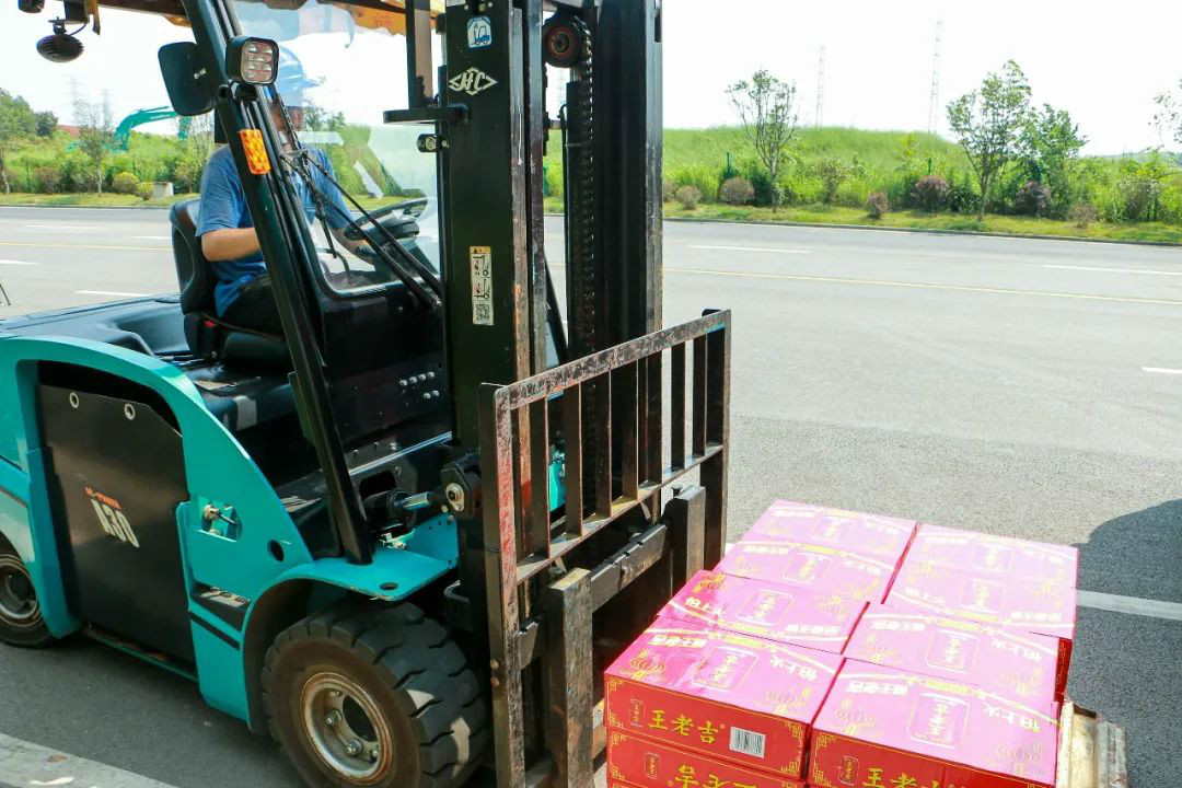 情系职工送清凉，殷切关怀鼓干劲——开云kaiyun网页版官网_开云kaiyun（中国）智能开展夏季送清凉活动