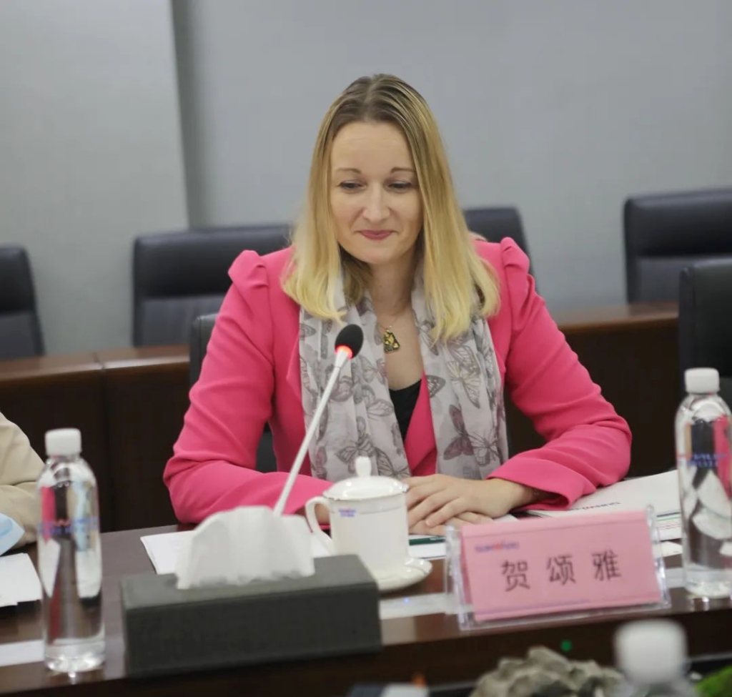 英国驻广州总领事贺颂雅考察开云kaiyun网页版官网_开云kaiyun（中国）智能