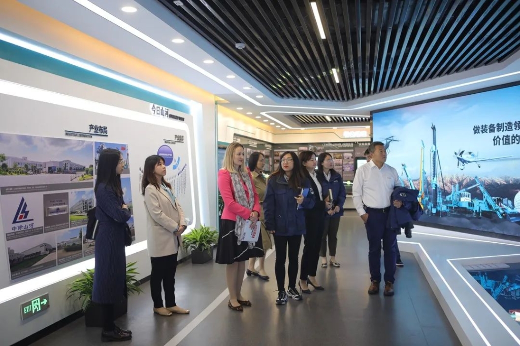 英国驻广州总领事贺颂雅考察开云kaiyun网页版官网_开云kaiyun（中国）智能