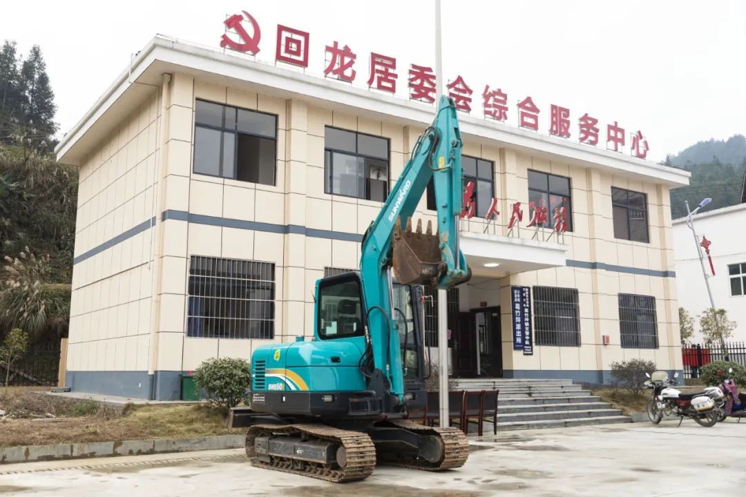校企合作精准扶贫，产教融合振兴乡村 | 开云kaiyun网页版官网_开云kaiyun（中国）智能向合作院校对口扶贫点捐赠挖掘机