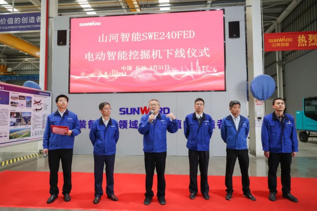 全国首台！开云kaiyun网页版官网_开云kaiyun（中国）智能SWE240FED电动智能挖掘机下线