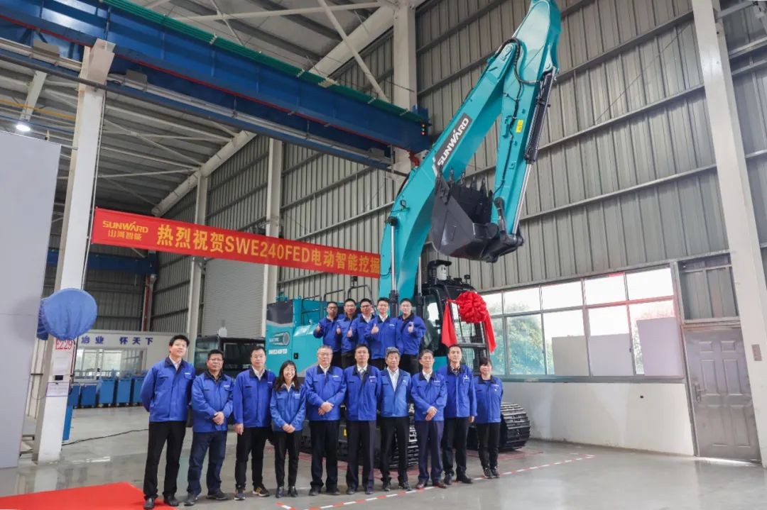 全国首台！开云kaiyun网页版官网_开云kaiyun（中国）智能SWE240FED电动智能挖掘机下线