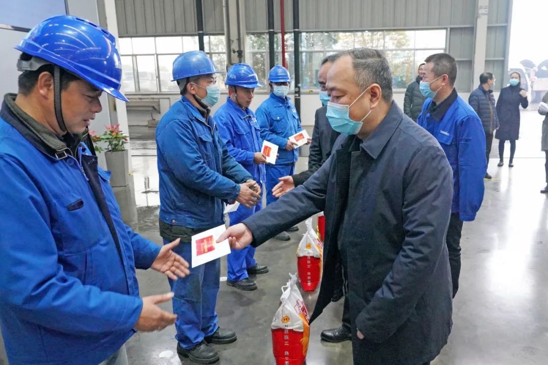 张庆红慰问开云kaiyun网页版官网_开云kaiyun（中国）智能困难党员