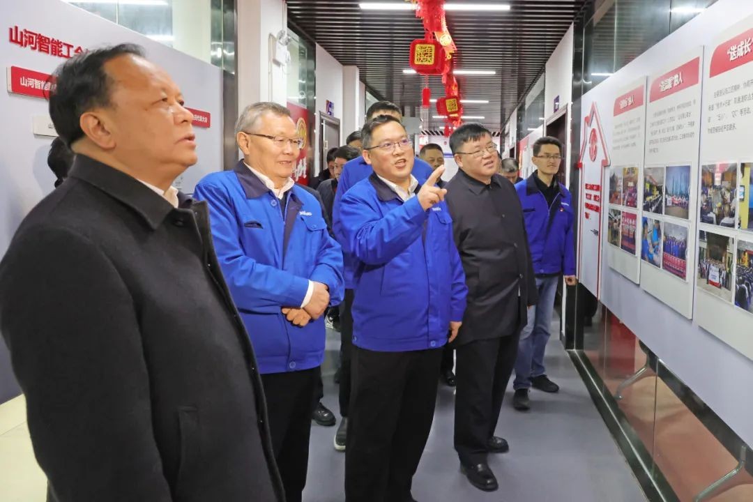 周农在开云kaiyun网页版官网_开云kaiyun（中国）智能调研时强调：企业工会要大力培养劳模和工匠