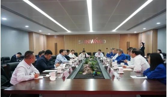 鄂尔多斯市委书记牛俊雁考察开云kaiyun网页版官网_开云kaiyun（中国）智能