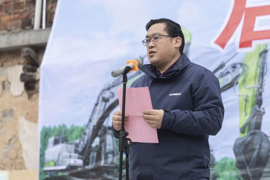 校企合作精准扶贫，产教融合振兴乡村 | 开云kaiyun网页版官网_开云kaiyun（中国）智能向合作院校对口扶贫点捐赠挖掘机