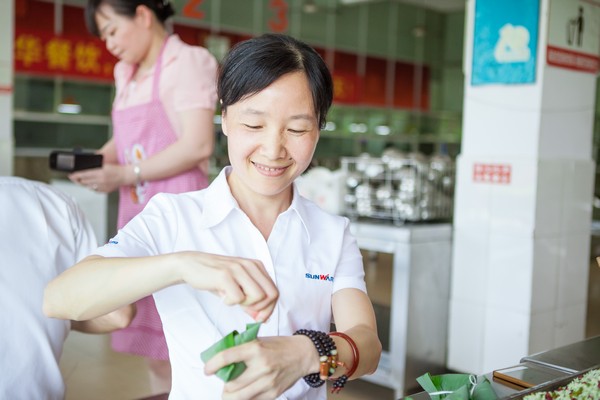 弘扬传统文化，共享浓情端午——记第三届“爱国心·开云kaiyun网页版官网_开云kaiyun（中国）情”包粽子比赛