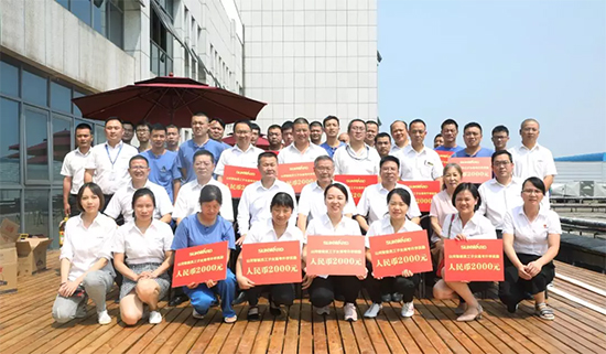 员工子女金榜题名 开云kaiyun网页版官网_开云kaiyun（中国）家园发放奖励