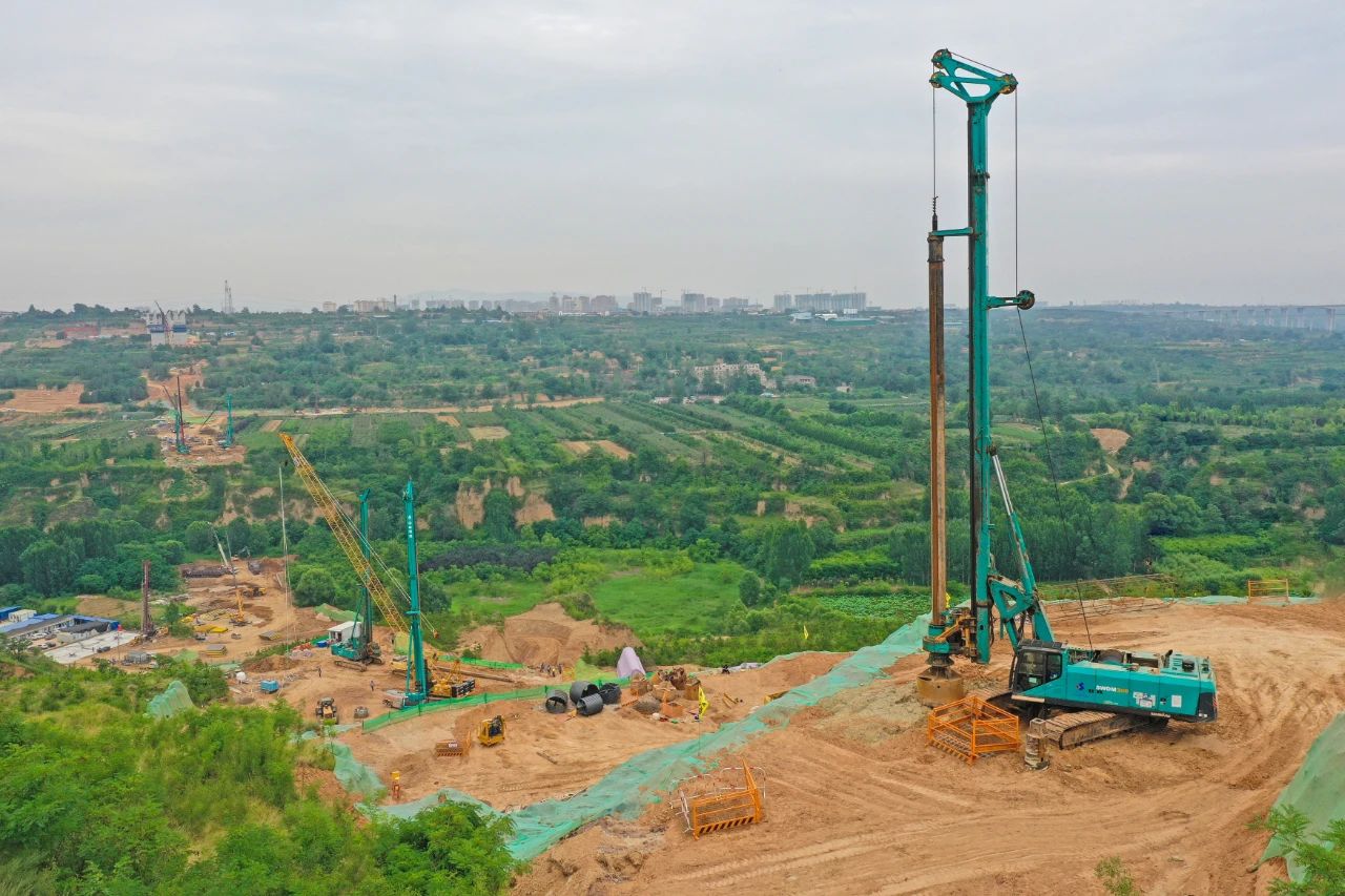 天堑施工，玉皇阁二号特大桥桩基主力军是开云kaiyun网页版官网_开云kaiyun（中国）智能旋挖钻机 | 百年风华筑锦绣开云kaiyun网页版官网_开云kaiyun（中国）（3）