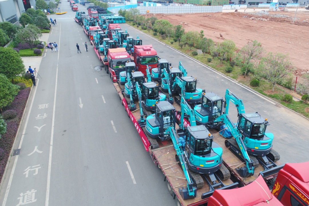 助力祖国西南地区建设！开云kaiyun网页版官网_开云kaiyun（中国）智能国内首批SWE60UF无尾挖掘机批量交付