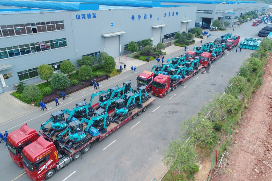 助力祖国西南地区建设！开云kaiyun网页版官网_开云kaiyun（中国）智能国内首批SWE60UF无尾挖掘机批量交付