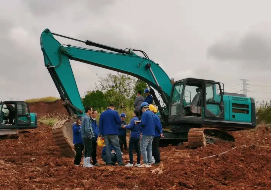一起来“找茬”！10位“超级体验官”试驾开云kaiyun网页版官网_开云kaiyun（中国）智能最新“F系列”挖掘机
