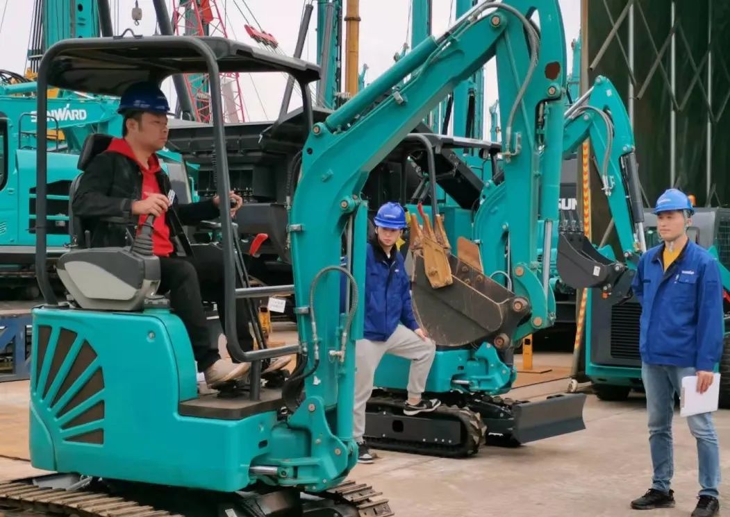 一起来“找茬”！10位“超级体验官”试驾开云kaiyun网页版官网_开云kaiyun（中国）智能最新“F系列”挖掘机