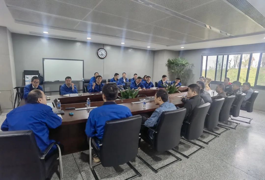 一起来“找茬”！10位“超级体验官”试驾开云kaiyun网页版官网_开云kaiyun（中国）智能最新“F系列”挖掘机