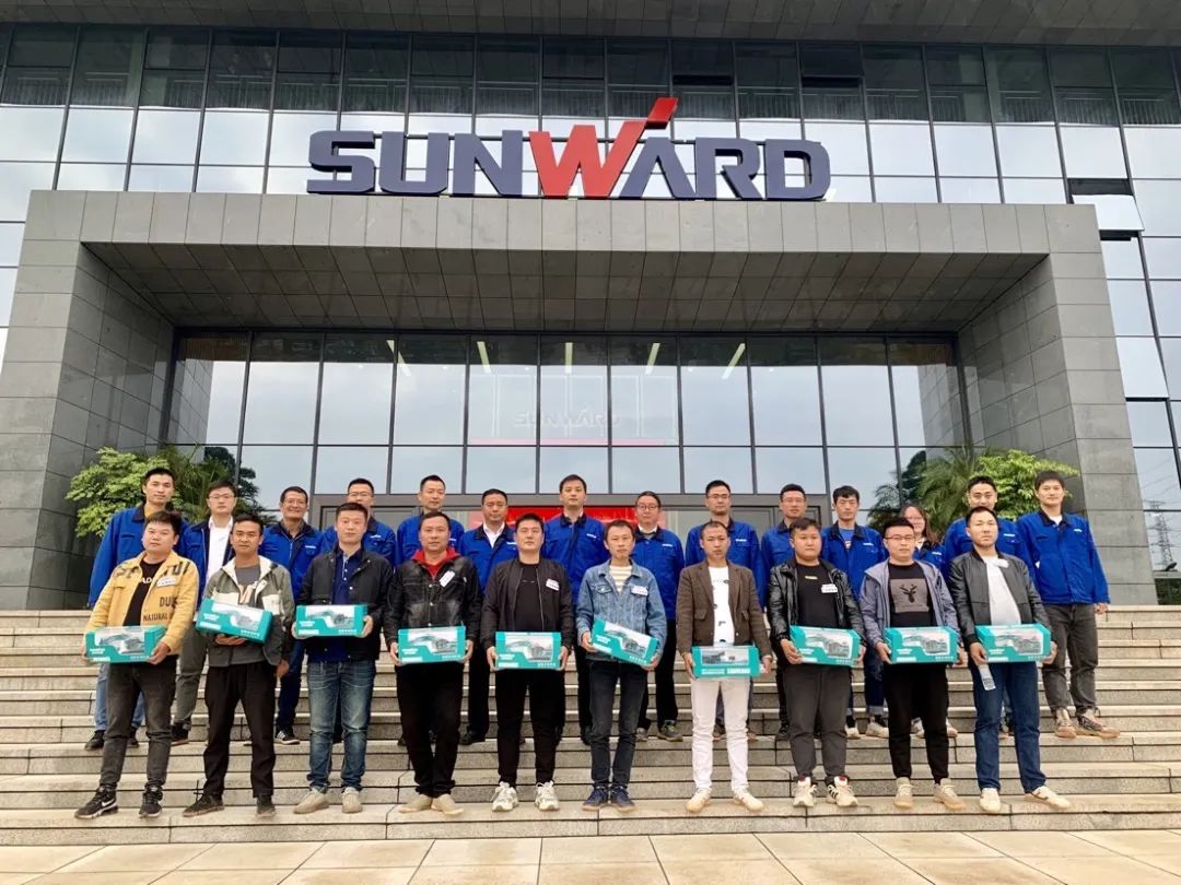 一起来“找茬”！10位“超级体验官”试驾开云kaiyun网页版官网_开云kaiyun（中国）智能最新“F系列”挖掘机