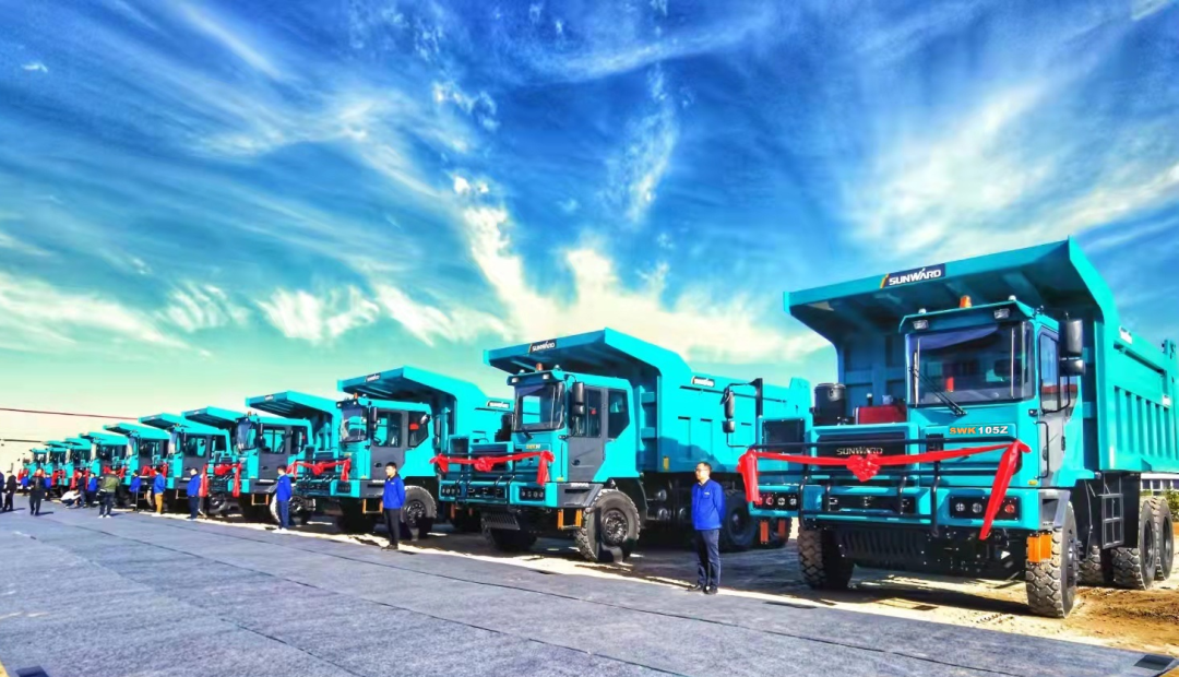 高配置、智能化……开云kaiyun网页版官网_开云kaiyun（中国）智能高端定制AT版105吨级宽体矿卡成功下线