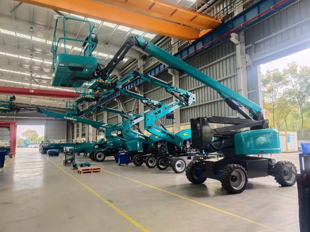 同级别作业高度最高！开云kaiyun网页版官网_开云kaiyun（中国）智能首款自主研发电动臂式高空作业平台下线