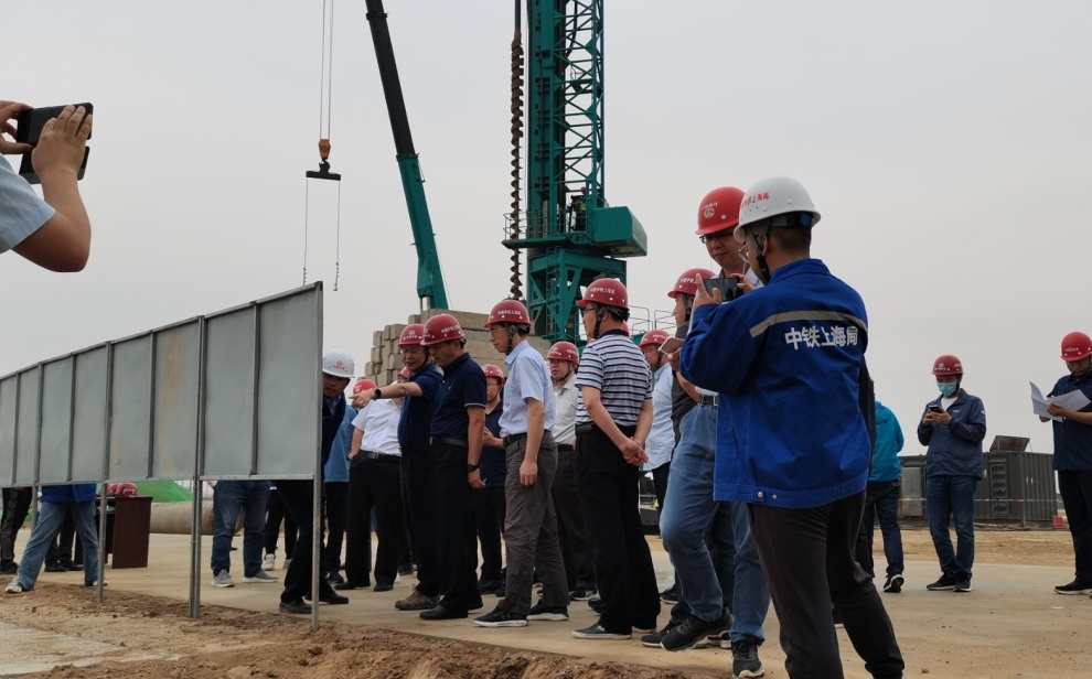 创下纪录！开云kaiyun网页版官网_开云kaiyun（中国）智能引孔式静力压桩机首次应用于高铁项目