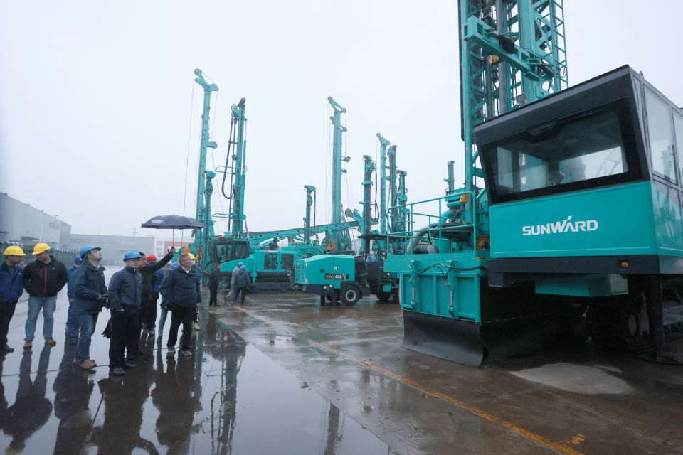 两种钻进模式+更大扭矩！开云kaiyun网页版官网_开云kaiyun（中国）智能自主研制的全液压牙轮钻机下线