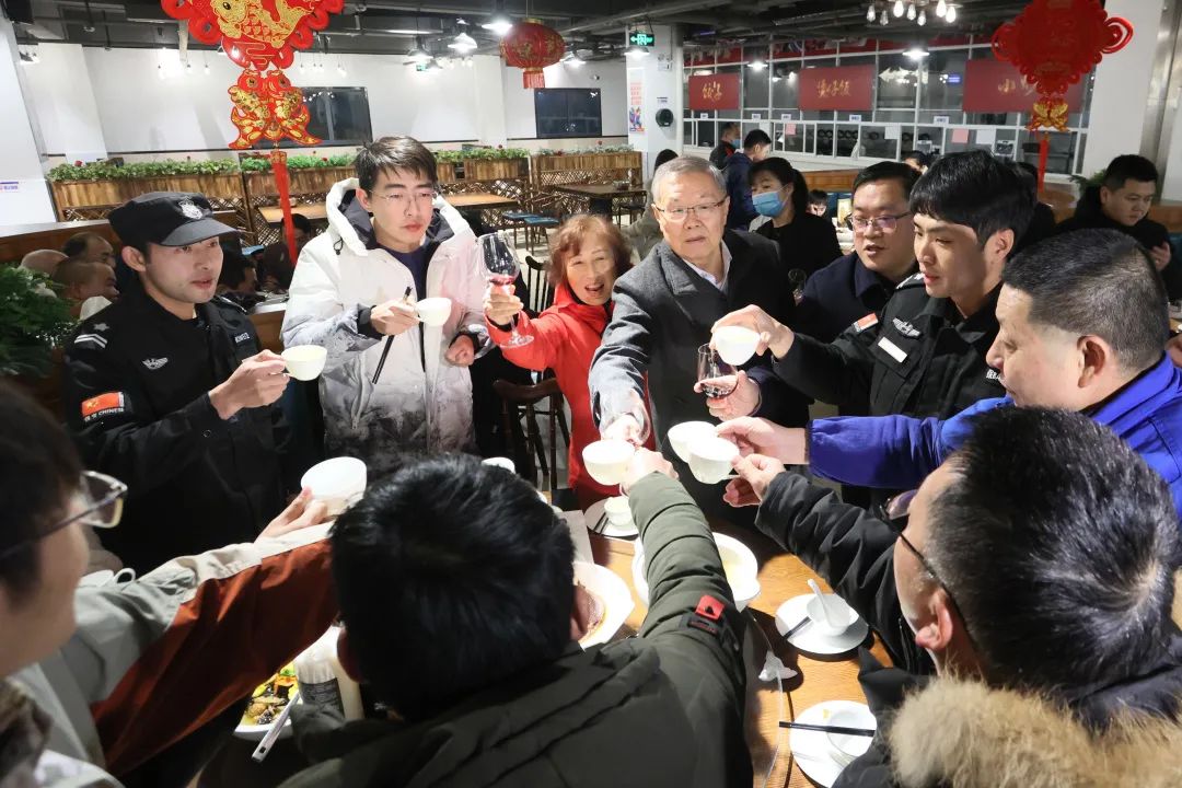 开云kaiyun网页版官网_开云kaiyun（中国）智能董事长何清华与留厂员工一起过大年！