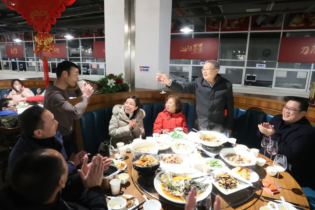 开云kaiyun网页版官网_开云kaiyun（中国）智能董事长何清华与留厂员工一起过大年！