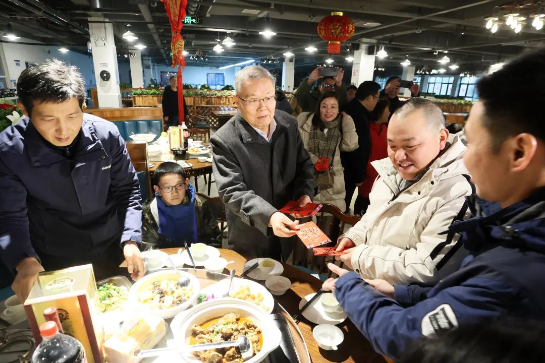 开云kaiyun网页版官网_开云kaiyun（中国）智能董事长何清华与留厂员工一起过大年！